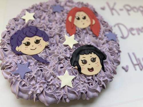 Kpop demon hunters - mini cupcakes Please keep your writing that you want on the board in the box below