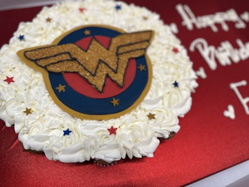 Wonder Woman - ميني كب كيك الرجاء ترك كتابة التي تريدها على  اللوحة في صندوق الملاحظات في الأسفل