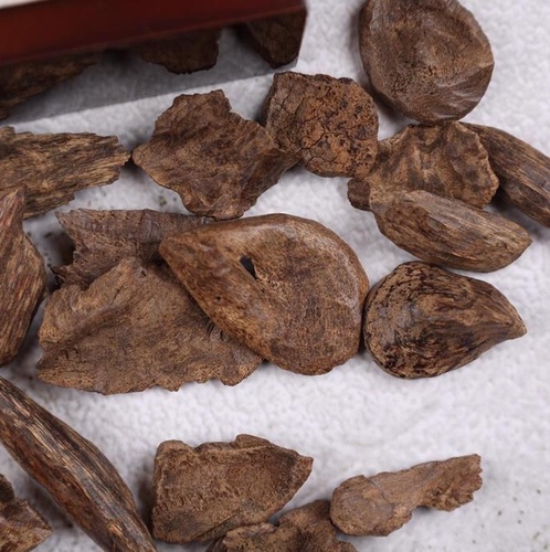 sylani oudh - Size: tola ( 12 grams)