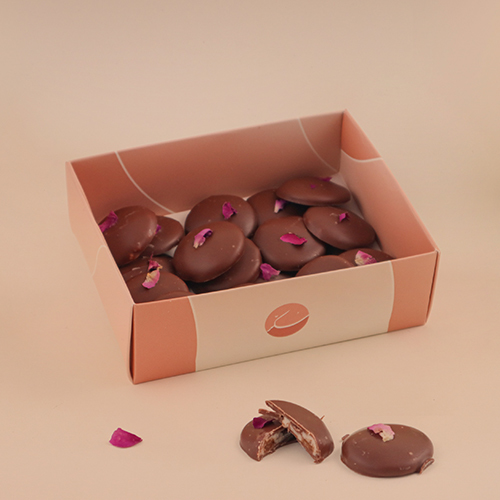 Raphaela Crunch Mini - 18pieces of Rafeala crunchy and   chocolate, finish with dry rose paper on top, bringing you back to
the flavors of the old days.