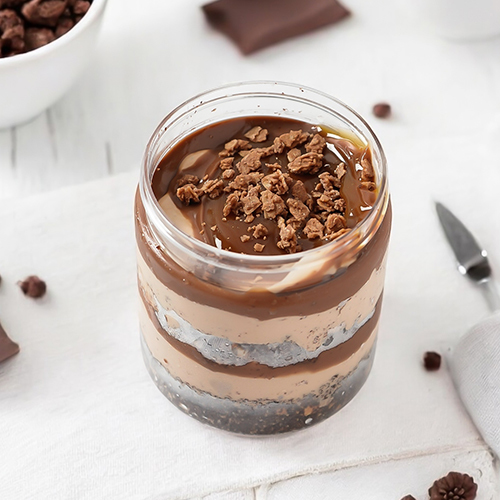 جيلاتو شوكولاتة الحليب المقرمشة - (Crunch Milk Chocolate Gelato Jar) جيلاتو شوكولاتة بالحليب بطبقات من كيك الشوكولاتة الطري، وقطع بسكويت كرانشي، ومزيج غني من الشوكولاتة والكراميل المملح — طعم لذيذ في كل ملعقة