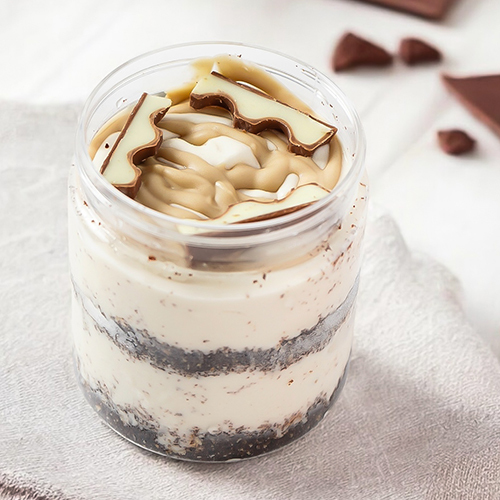كيندر جيلاتو - (Kinder Gelato) جيلاتو كيندر الكريمي بمذاقه الغني، ممزوج بحشوة كيندر اللذيذة، مع قطع كرانشي ومزين بفتات الشوكولاتة والبسكويت.