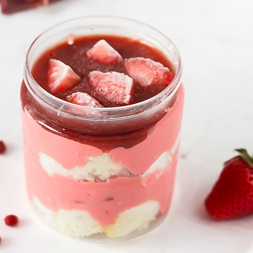جيلاتو الفراولة - (Strawberry Gelato Jar) جيلاتو فراولة كريمي بطبقات من كيك الفانيلا، وكريمة ناعمة، وحشوة فراولة لذيذة — ومزين بقطع فراولة طازجة لمذاق نهائي مثالي