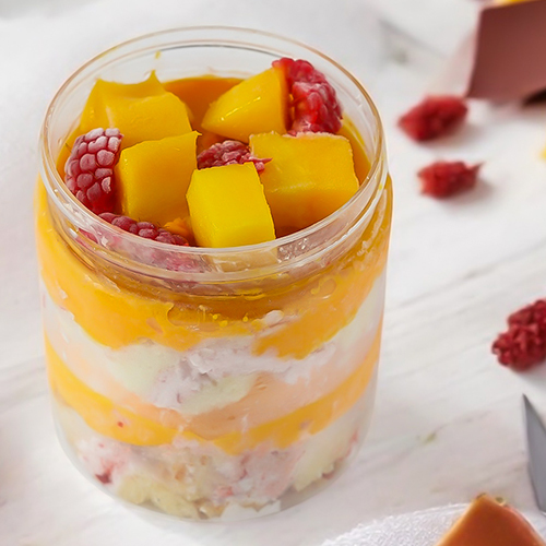 جيلاتو المانجو والفراولة - (Mango Strawberry Gelato Jar) طبقات من جيلاتو المانجو الألفونسو الفاخر مع كيك الفانيلا الطري، وكريمة غنية، وحشوة فراولة حلوة — ومزين بقطع المانجو الطازج والتوت الأحمر