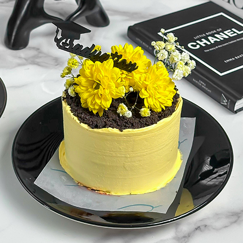Mini Vase Yellow Cake - An elegant mini cake crafted in the style of a delicate flower vase. Layers of moist red velvet cake are filled with luscious strawberry compote and frosted with silky cream cheese. Topped with a fresh, regal yellow gerbera daisy for a striking floral touch. Perfectly sized for two to share.Size :Height 7cm Width 9.5 cm