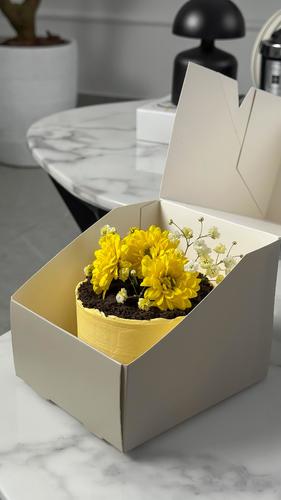 Mini Vase Yellow Cake - An elegant mini cake crafted in the style of a delicate flower vase. Layers of moist red velvet cake are filled with luscious strawberry compote and frosted with silky cream cheese. Topped with a fresh, regal yellow gerbera daisy for a striking floral touch. Perfectly sized for two to share.Size :Height 7cm Width 9.5 cm