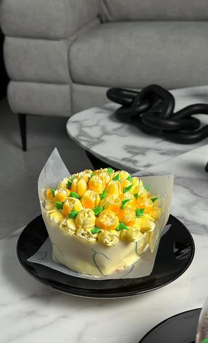 Yellow Tulip Bloom Cake - A beautifully handcrafted buttercream flower cake adorned with vibrant yellow tulips, sculpted delicately by hand. Inside, discover layers of ultra-moist red velvet cake filled with smooth cream cheese frosting and a heart of fresh strawberry compote. A celebration of flavor and floral elegance. Enough for share with 2 person 
Size :Height 7cm Width 9.5 cm