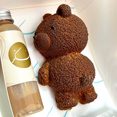 Teddy Bear Snickers - Soft chocolate cake layered with creamy Snickers filling, smooth caramel, and roasted peanuts for a rich and flavorful taste.