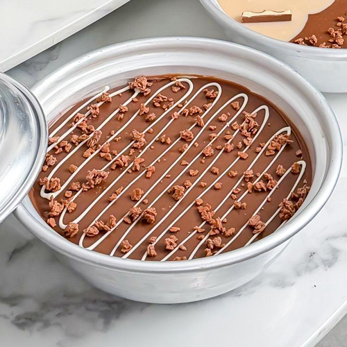 بودينق الشوكولاتة الساخن - حلا شتوي شوكولاتة غنيه بطبقات من كيك طري، وبسكويت مقرمش، وجاناش شوكولاتة بالحليب