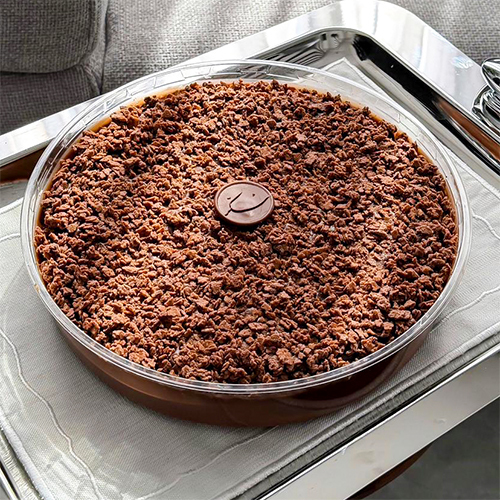 كيكة الشوكولاتة المقرمشة - طبقات من كيك الشوكولاتة مغطاة بجاناش شوكولاتة ، ومنقوعة بكراميل، ومزينة بلمسة مقرمشة