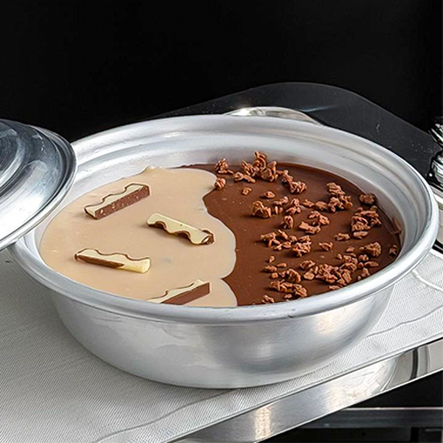 بودينق كندر الساخن - حلا شتوي بطبقات من كيك طري، وكريمة كندر، وبسكويت مقرمش، وجاناش شوكولاتة بالحليب،