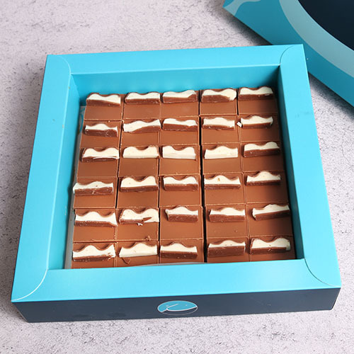 Dulce Kinder Chocolate 30pcs/.410g - 29 pieces
of the magical taste consisting of a layer of biscuits and a filling of kinder
white chocolate and covered with milk chocolate.