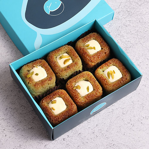 Mini Basbousa - Pieces of
delicious Basbousa covered with&nbsp; cream &nbsp;and pistachios with a special touch of Sukkar.&nbsp;6 PCS