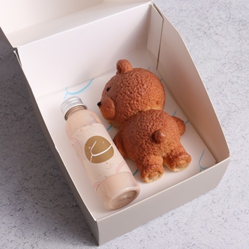 Teddy Bear Snickers - Soft chocolate cake layered with creamy Snickers filling, smooth caramel, and roasted peanuts for a rich and flavorful taste.