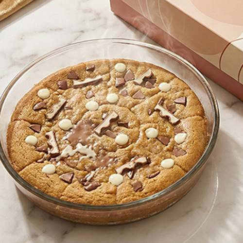 Hot kinder cookies - Hot kinder cookies Warm chocolate chip cookie filled with creamy Kinder chocolate, finished with melted milk chocolate