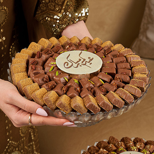 Fakhr Al Eid - Fakhr Al Eid
830 g | 77 PiecesA premium chocolate assortment featuring:

Milk Chocolate


Cookie Butter


Rahash


Pecan


Pistachio Crunch


Kunafa




Ideal for EId gifting, elegant hospitality, and sharing 🌙🍫