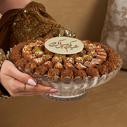 Layali Eid - Layali Eid– Assorted Chocolate Bowls
941 g | 84 PiecesA luxurious Eid chocolate assortment featuring:

Milk Chocolate


Hazelnut


Toasted Almond


Crunch


Praline


Pistachio Crunch with Kunafa


Sea Salt




Perfect for Eid gifting, family gatherings, and sharing 🌙🍫