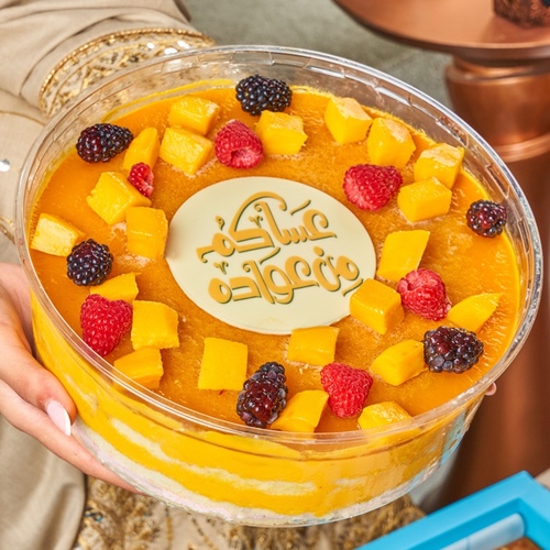 Mango Gelato Ice Cream - Alphonso mango gelato layered with moist vanilla cake ,topped with fresh mangoes and berries