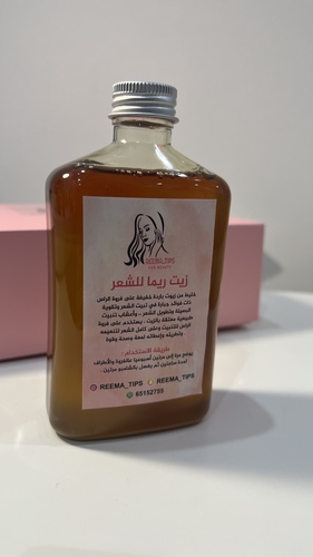 زيت ريما للشعر - Reema hair oil زيت ريما للشعر خليط من زيوت باردة خفيفة على فروة الراس ذات فوائد جبارة في تبيت الشعر وتقوية البصيلة وتطويل الشعر ،، وأعشاب تنبيت طبيعيةمعتقة بالزيت ، يستخدم على فروة الراس للتنبيت وعلى كامل الشعر لتنعيمه وتطريته وإعطائه لمعة وصحة وقوة . طريقة الاستخدام : يوضع  مرة إلى مرتين أسبوعيا عالفروة والأطراف لمدة ساعتين ثم يغسل بالشامبو مرتين .