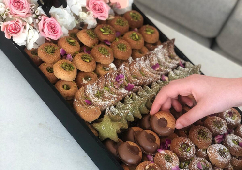 Events Tray 2.4 Kg - 5 Kinds of elite Graibeh with roses,
a stand suits the occasion: 
1 welcome back
2 Congratulations
3 Congratulation for the engagement 
180 pieces