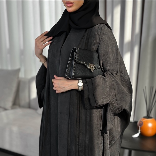style04 - عباية من خام الكوبرا المميز وبرنت راقي ستايل وراقيه ،، العبايه بطباقي واحد وفتحات جانبيه واماميه وخلفيه صغيره ، جداً راقيه القطعه المميزة،،