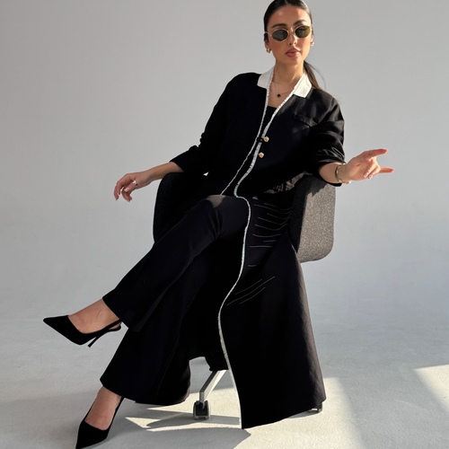 style05(black) - قطعه مميزة بخام مميز وتكنيك قصة عججييب يعطي طول ونحافة ويرتب الجسم .. خطو العبايه تطريز يدوي مع فتحات جانبيه انثويه..(( متوفر ٥ الوان لهالقطعه)) 👍🏻#ملاحظة: القطعه بدن تطريز ورود تماماً مثل الصورة