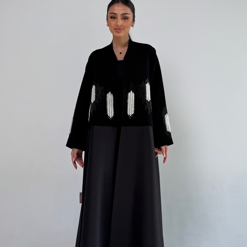 S19 - قطعة فاخرة نضيفها لمجموعة المناسبات بشك فخم جدا من اللولو الابيض والشك الاسود تشكل حزام امامي والاكمام .. القطعه من خامتين &nbsp;مختلفتين من الاسود وقصتها فخمة واسعه وواقفه من تحت ،،