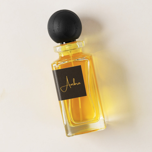 عطر Ambra - إفتتاحية العطر القرفة, الهيل, زهر البرتقال و البرغموت; قلب العطر فانيليا بوربون و الإليمي; قاعدة العطر تتكون من حلوي اللوز, المسك, الأمبروكسان, أخشاب الغاياك, حبوب التونكا
