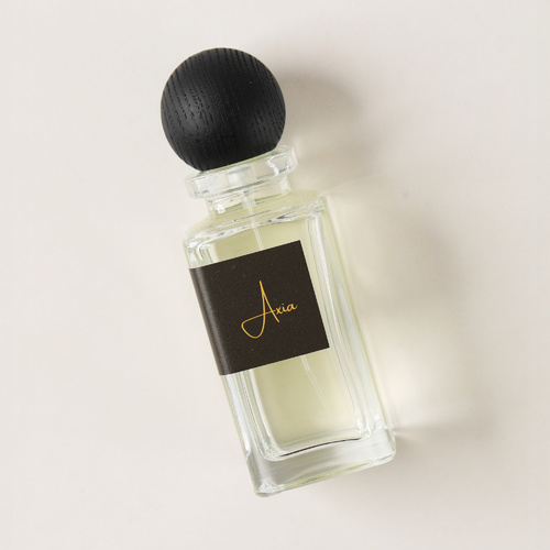 عطر Axia - إفتتاحية العطر التفاح الأخضر, برغموت كالابريا و الماندرين (اليوسفي); قلب العطر البيتيتغرين, خشب الأرز, أخشاب الكشمير, Pomarose و البنفسج; قاعدة العطر تتكون من طحلب البلوط (طحلب السنديان), المسك و خشب العنبر.