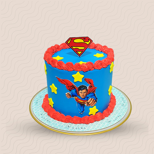 Superman Cake - كيكة الريد فيلفيت، نكهة الشوكولاتة، نكهة الفانيليا، كريم تشيز فروستينج، 6 انشات تكفي من 6 الى 8 اشخاص، و مدة التحضير 55  دقيقة.