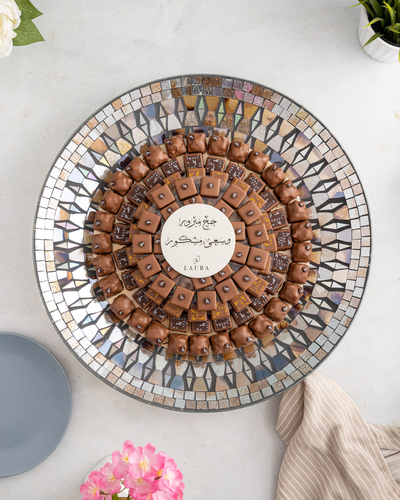 Large luxury crystal tray G-018 - Luxurious large crystal tray, size 45 cm 
 Contains belgian chocolate 
 fillings Caramel Pecan / Butter Peanut / Hazelnut Crunch / Pecan Brownie Weight: 2 kilograms   Chocolate pieces: 165 Non-refundable gift tray