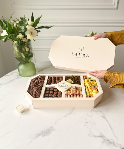 Laura chocolate - Chocolate and salty box - It is a delicious and varied box of sweets, fatayer and savory items prepared fresh 
 
 
 It consists of: 
  30 pieces Quantity: Crunchy chocolate  Pecan Caramel / Kinder / Crunchy Chocolate  Weight: half a kilo 
  Mawaleh box 15 heated 15 grape leaves  20 mix pie