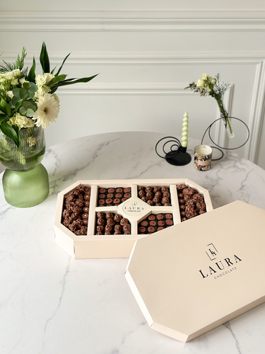 Chocolate box - It is a delicious and varied box of sweets It consists of: Chocolate 72 pieces  Zone: a kilo of chocolate  Pecan caramel/kinder/hazelnut / Crunchy Chocolate