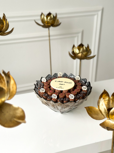 Gray graduation crystal tray - about 
 Luxury crystal tray Belgian chocolate With free name printing on chocolate bar Fillings:   Hazelnut Crunchy Pecan Baroni hazelnut Kinder Weight chocolate Chocolate pieces: 75   750: kilograms