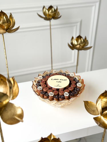 Hazel crystal tray graduated - about 
 Luxury crystal tray Belgian chocolate With free name printing on chocolate bar Fillings:   Hazelnut Crunchy Pecan Baroni hazelnut Kinder Weight chocolate Chocolate pieces: 75   750: kilograms