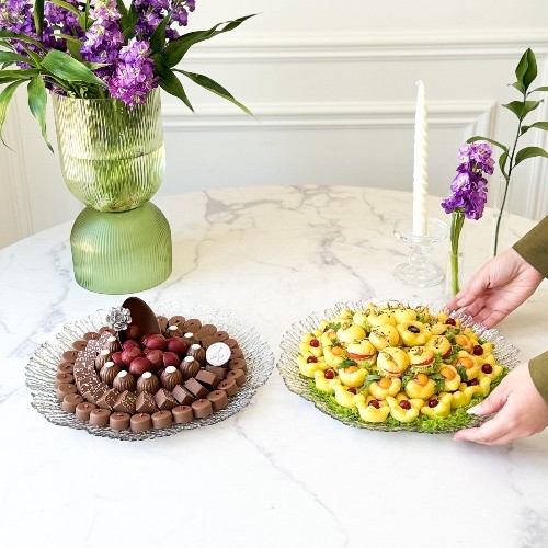 Silver crystal tray Chocolate and pies   G-002 - Silver crystal tray  It is: luxury chocolate Rosebery 20 Weaver 33 Kinder 28 Hazelnut 12 Weight: 900 With a silver crystal tray With a silver crystal tray, 75 mini fatayer