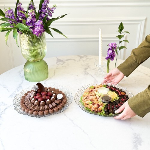 Silver crystal tray Chocolate and salty   G-002 - Silver crystal tray  It is: luxury chocolate Rosebery 20 Weaver 33 Kinder 28 Hazelnut 12 Weight: 900 With a silver crystal tray Contains 35 grape leaves, 35 sakhan