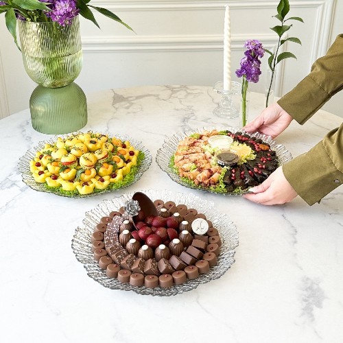 Silver crystal tray Chocolate, savouries, and pastries  G-002 - Golden crystal tray  It is: luxury chocolate Pistachio 20 Weaver 24 Hazelnut 33 Weight: 900 With a silver crystal tray Contains 35 grape leaves, 35 sakhan With a silver crystal tray, 75 mini fatayer