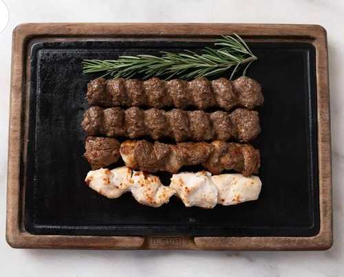 مشوي مشكل - 1سيخ كباب حلبي2 سيخ تكا 1 سيخ طاووق