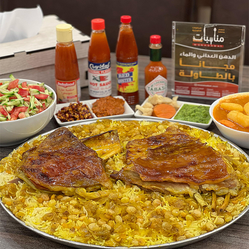 Australian Meat Machboos - Basmati bread cooked in meat broth with ghee, cardamom, spices and saffron. It is served with Australian meat with our special sauce, in addition to potato broth, agar and maabouj.