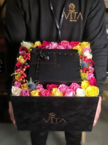 color package Amber And Vnilla - large black box contains  mixed flowers and middle diffuser