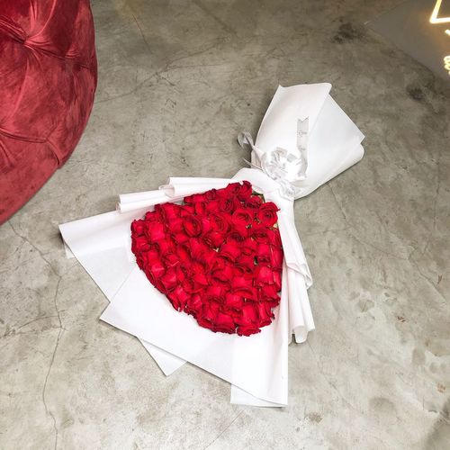 Avellino - Hand bouquet contains 50 red roses with white wrapping