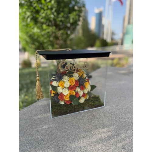 Graduation Bouquet Yellow - acrylic cox contains mixed flowers and congrats stick with graduation cap

H: 25 cm
W 20 cm