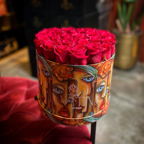 Viso - Faces round vase contains red roses
H: 30
W: 25