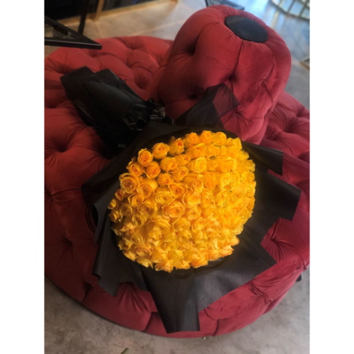 Bergamo - Hand bouquet contains 100 yellow roses with black wrapping   H: 1 M  W : 70 CM