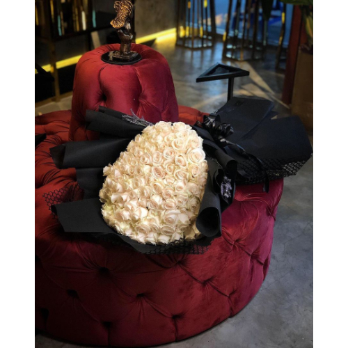 Siena - large Hand Bouquet contains 100 roses and black wrapping
height 1.0m
Width 65cm