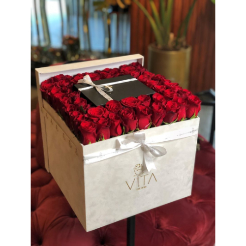 Napoli - Large white box contains  red roses and in the middle 250g mixed Belgium chocolate
height 27
width 35