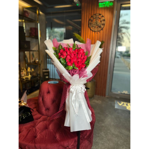 Lonlo - hand bouquet contains red roses with white and pink wrapping