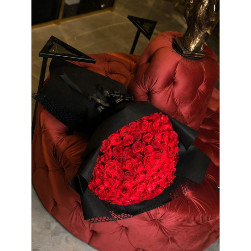 Jesi - large Hand Bouquet contains 100 roses and black wrapping
height 1.0m
Width 65cm