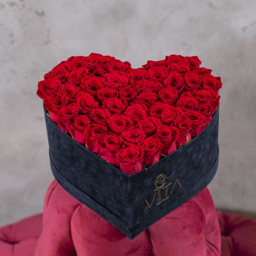 Heart Box - Heart Box contains red roses
Height 18cm
width 35cm